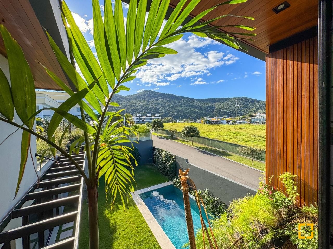 Casa com 607m², 8 quartos (sendo 4 suítes), 6 garagens, no bairro Lagoa da Conceição em Florianópolis