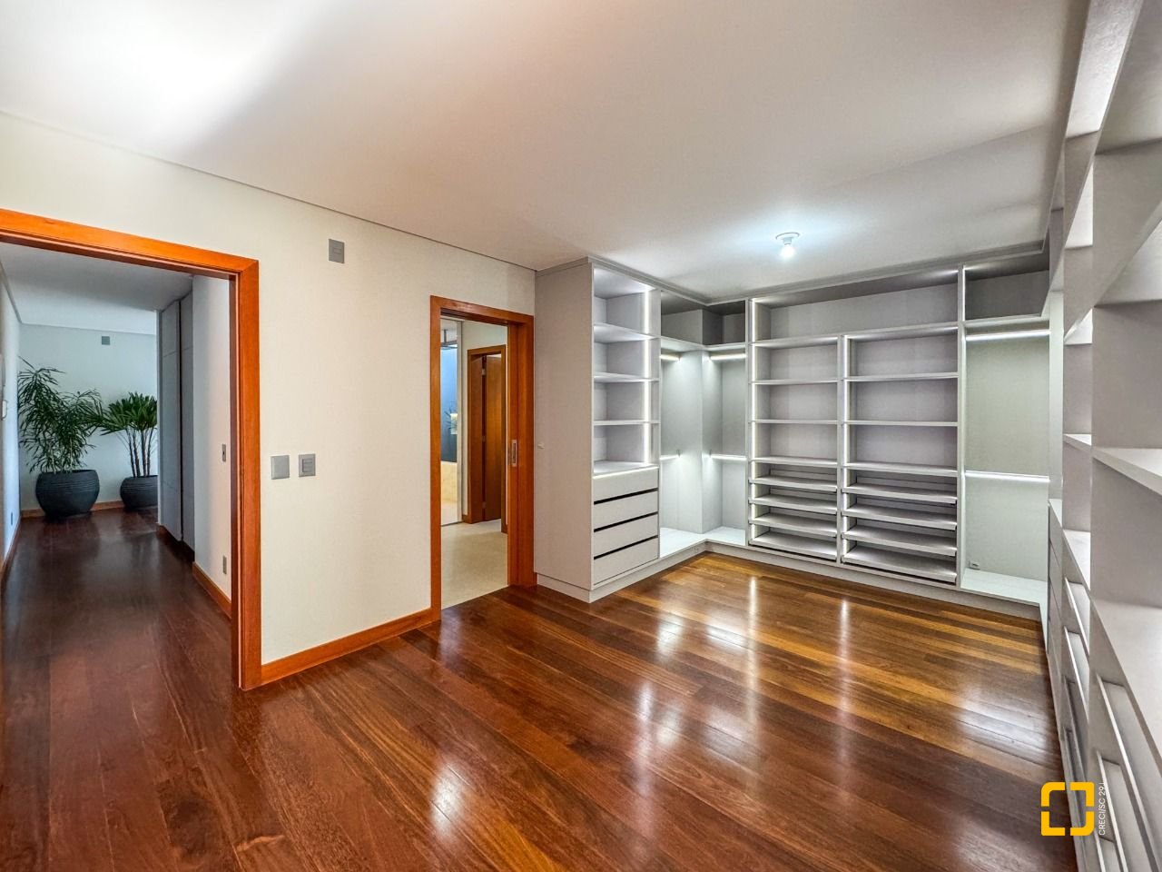 Casa com 607m², 8 quartos (sendo 4 suítes), 6 garagens, no bairro Lagoa da Conceição em Florianópolis