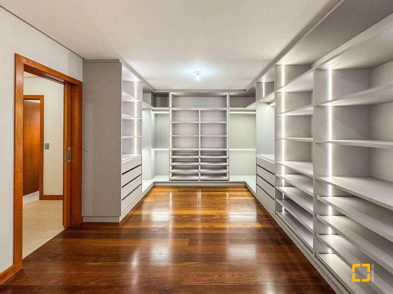 Casa com 607m², 8 quartos (sendo 4 suítes), 6 garagens, no bairro Lagoa da Conceição em Florianópolis