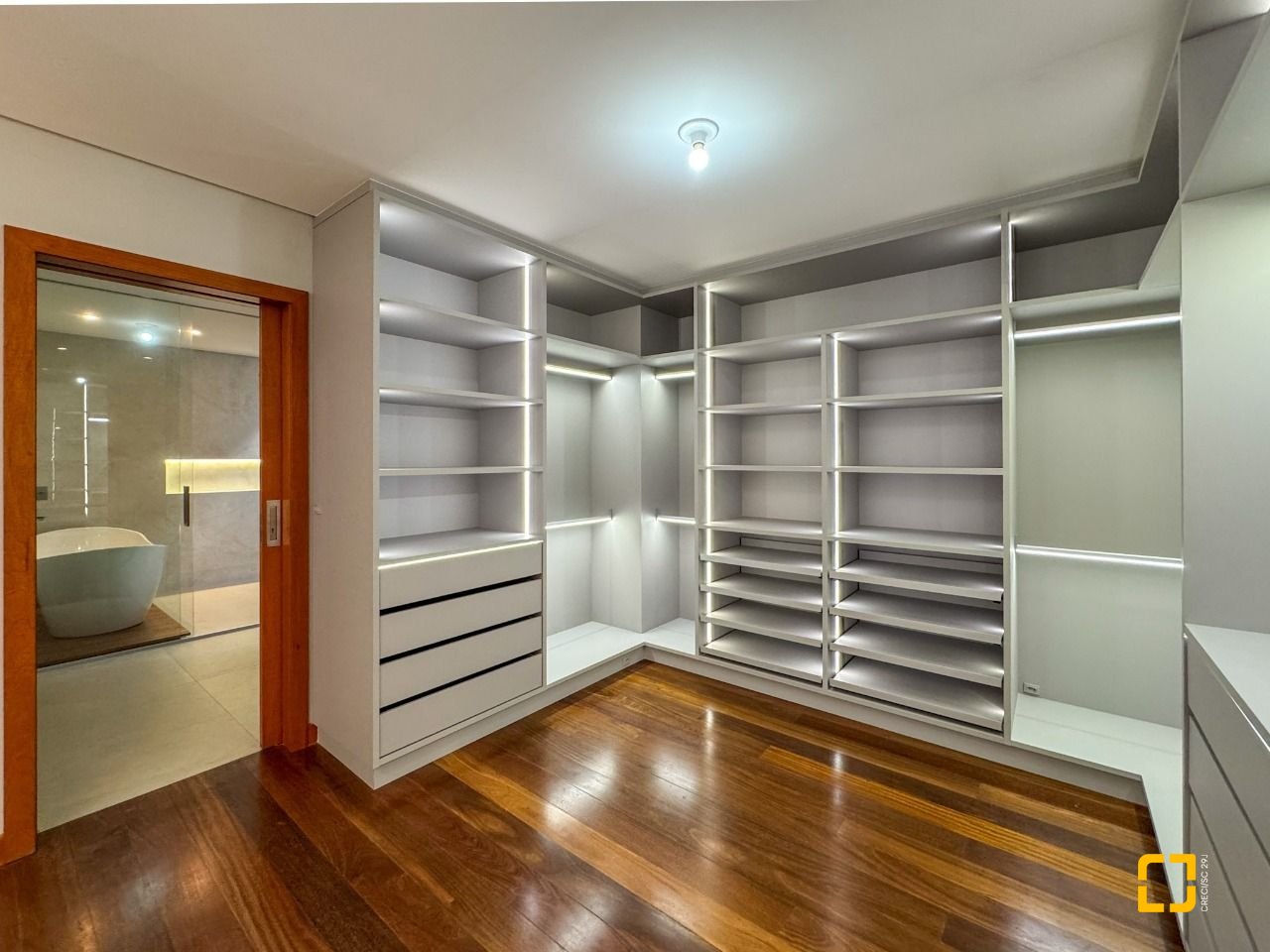 Casa com 607m², 8 quartos (sendo 4 suítes), 6 garagens, no bairro Lagoa da Conceição em Florianópolis