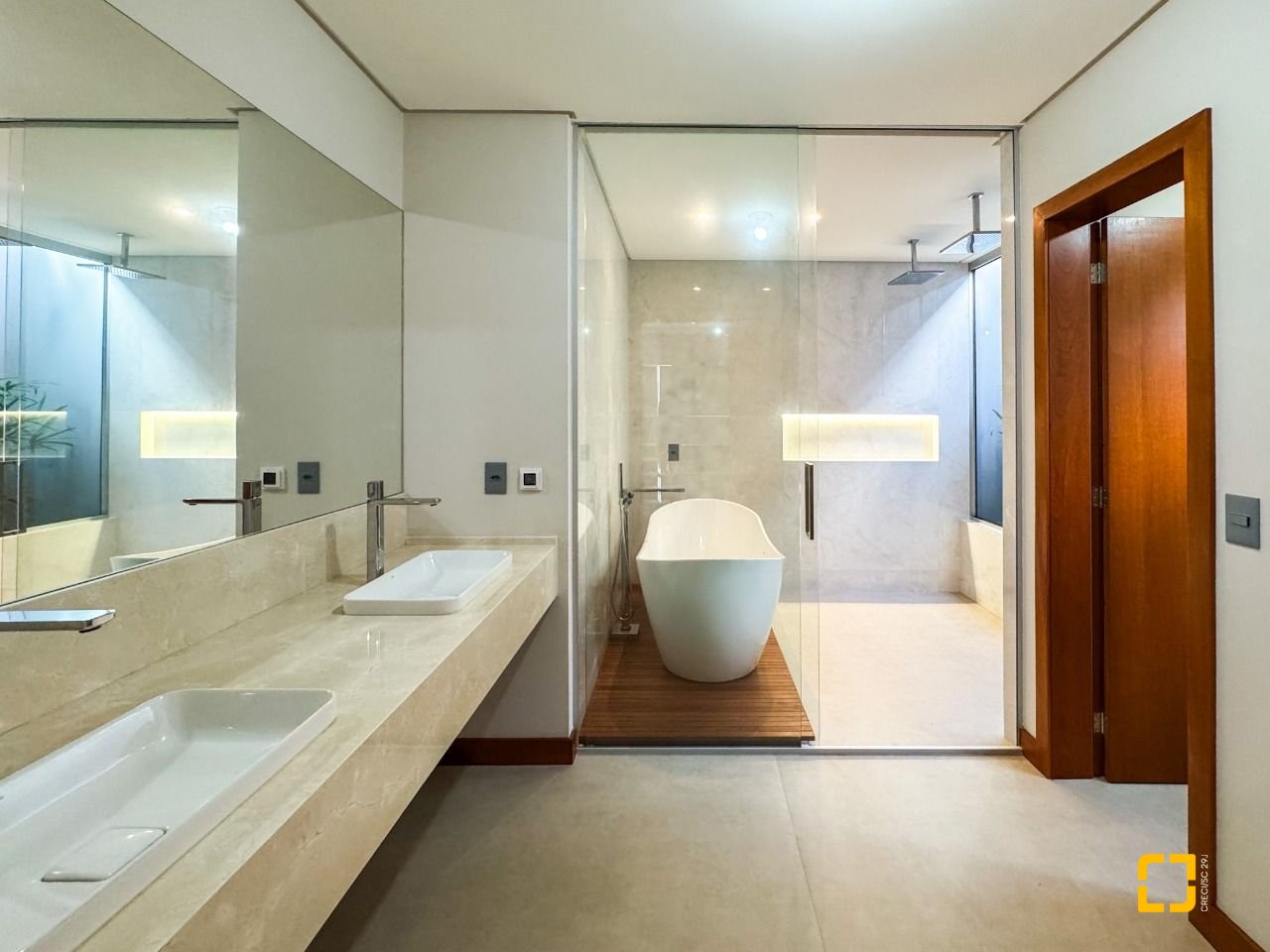 Casa com 607m², 8 quartos (sendo 4 suítes), 6 garagens, no bairro Lagoa da Conceição em Florianópolis