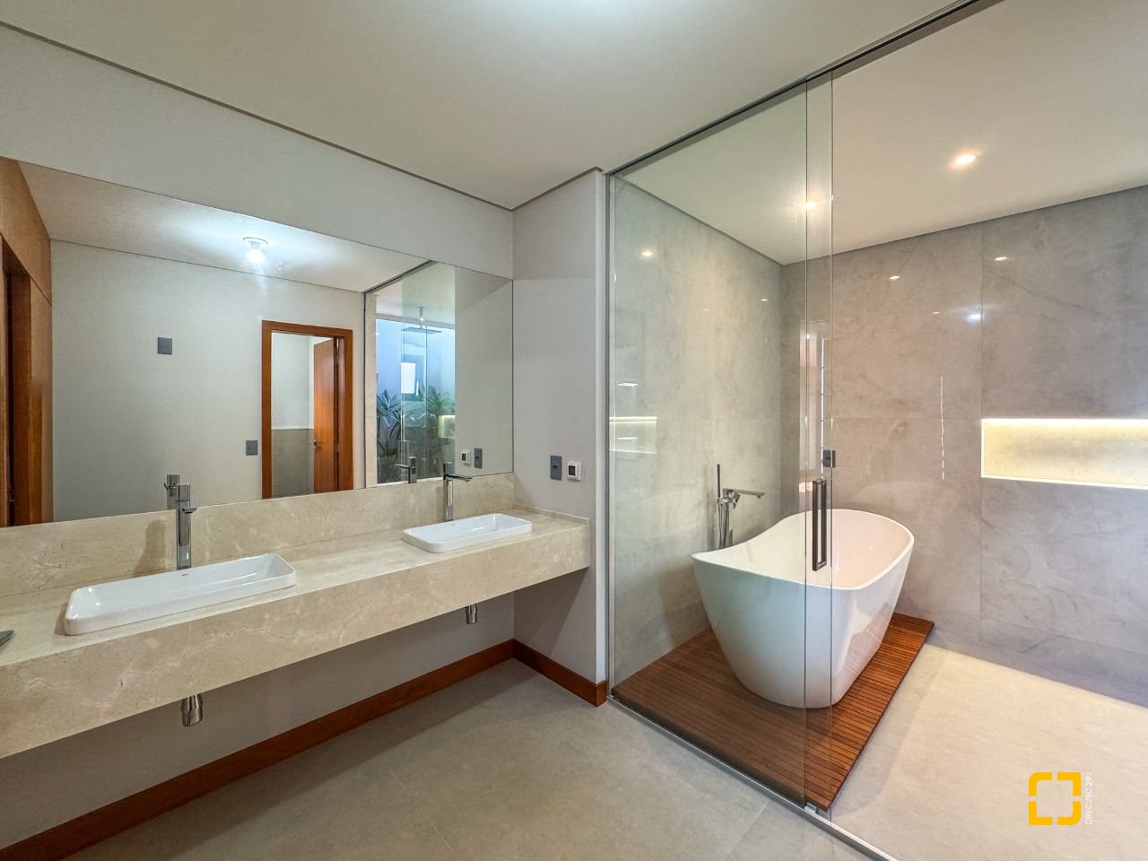 Casa com 607m², 8 quartos (sendo 4 suítes), 6 garagens, no bairro Lagoa da Conceição em Florianópolis