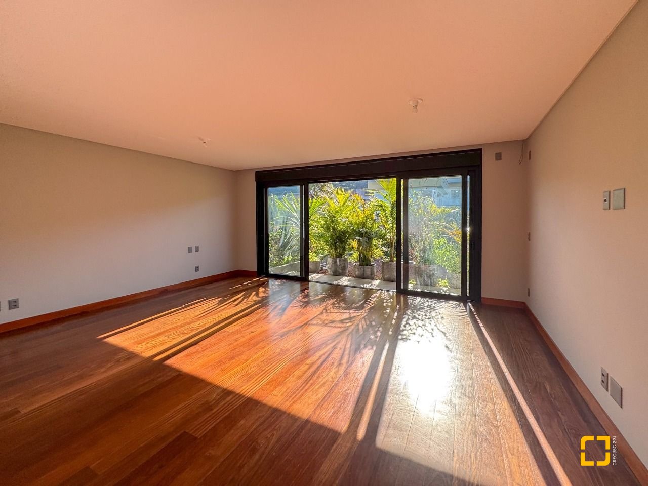 Casa com 607m², 8 quartos (sendo 4 suítes), 6 garagens, no bairro Lagoa da Conceição em Florianópolis