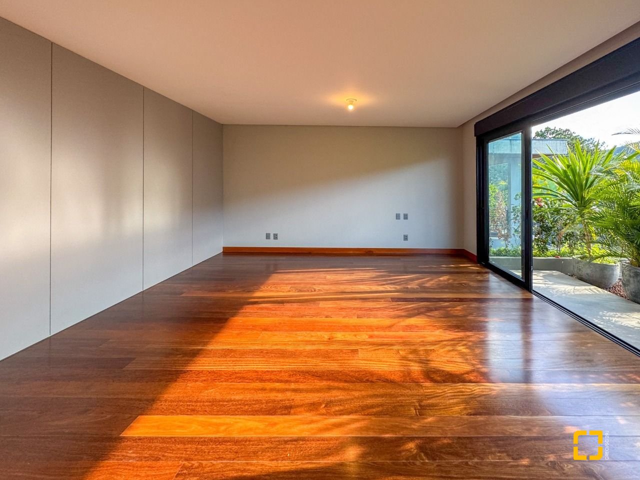 Casa com 607m², 8 quartos (sendo 4 suítes), 6 garagens, no bairro Lagoa da Conceição em Florianópolis