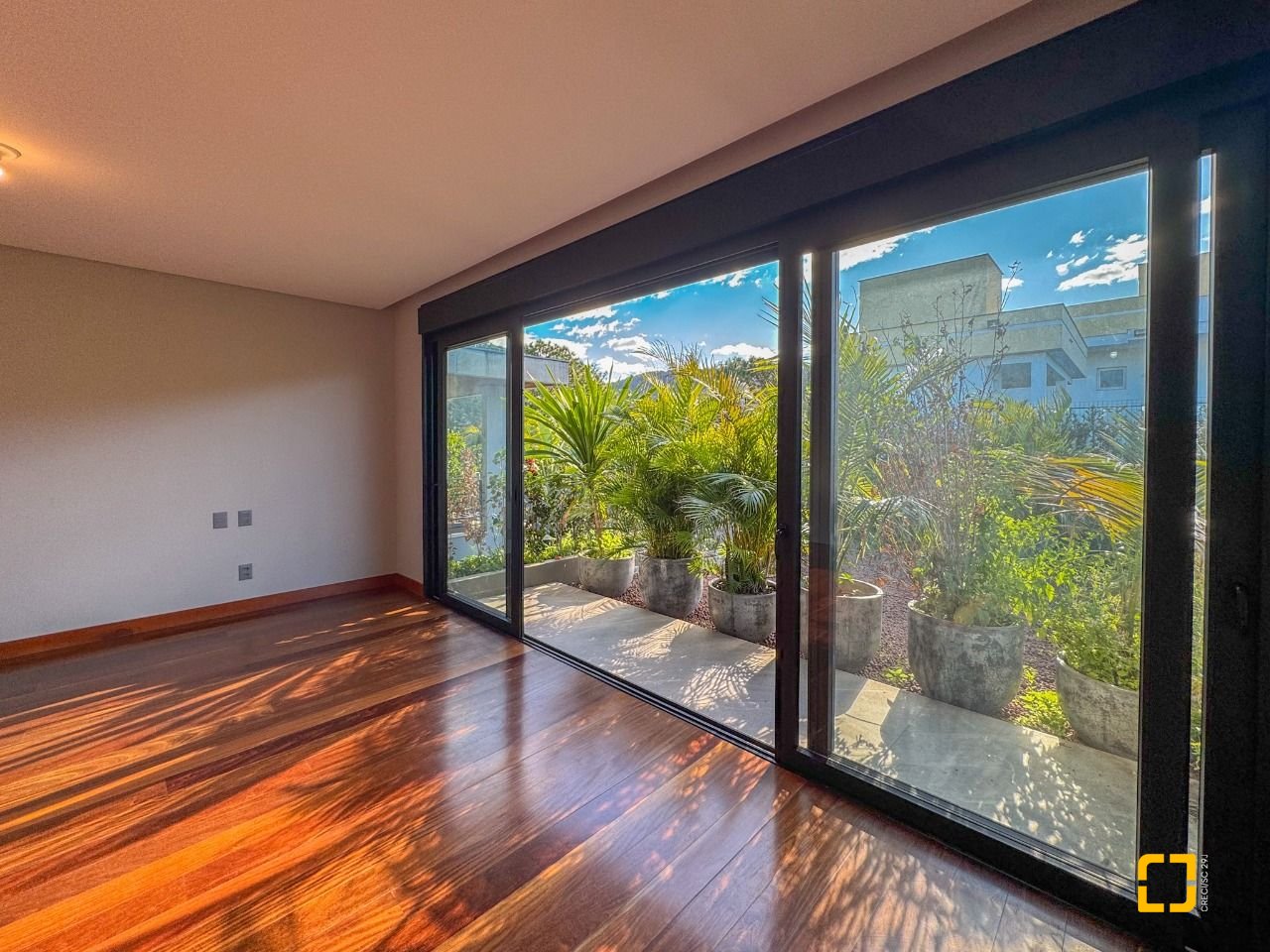 Casa com 607m², 8 quartos (sendo 4 suítes), 6 garagens, no bairro Lagoa da Conceição em Florianópolis