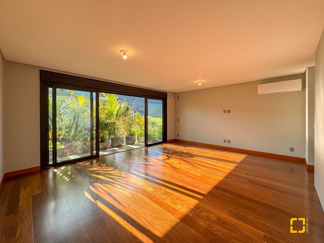 Casa com 607m², 8 quartos (sendo 4 suítes), 6 garagens, no bairro Lagoa da Conceição em Florianópolis