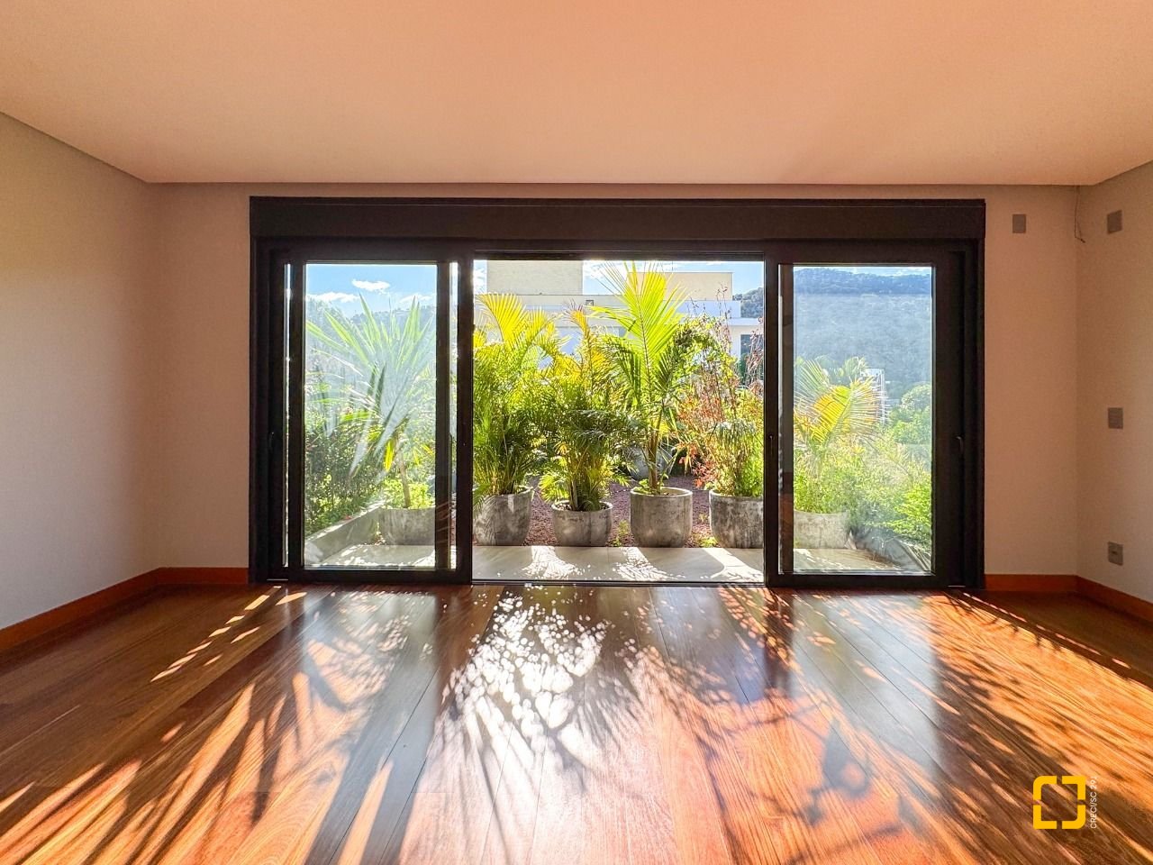 Casa com 607m², 8 quartos (sendo 4 suítes), 6 garagens, no bairro Lagoa da Conceição em Florianópolis