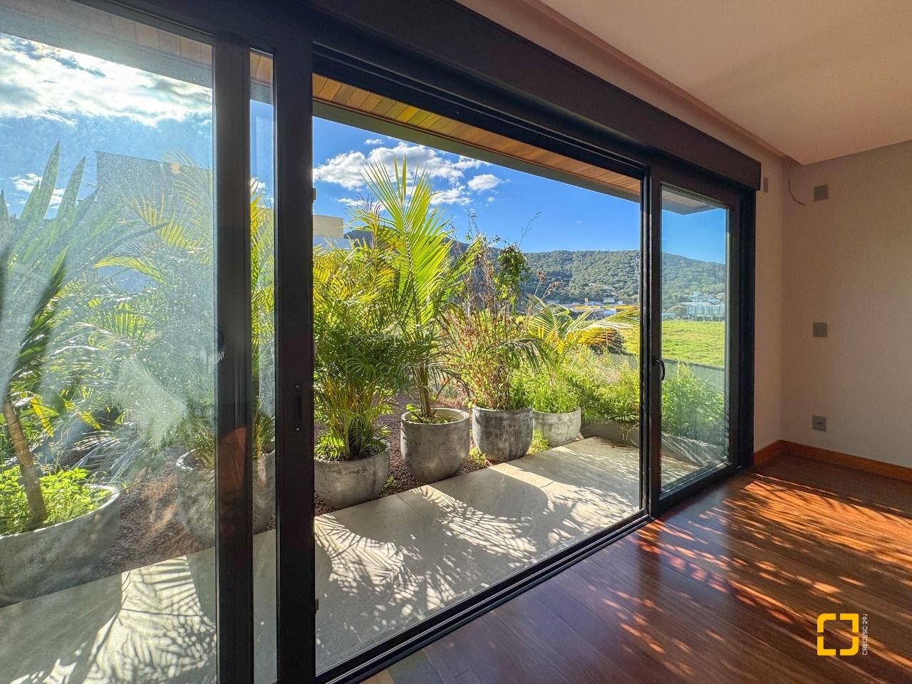 Casa com 607m², 8 quartos (sendo 4 suítes), 6 garagens, no bairro Lagoa da Conceição em Florianópolis