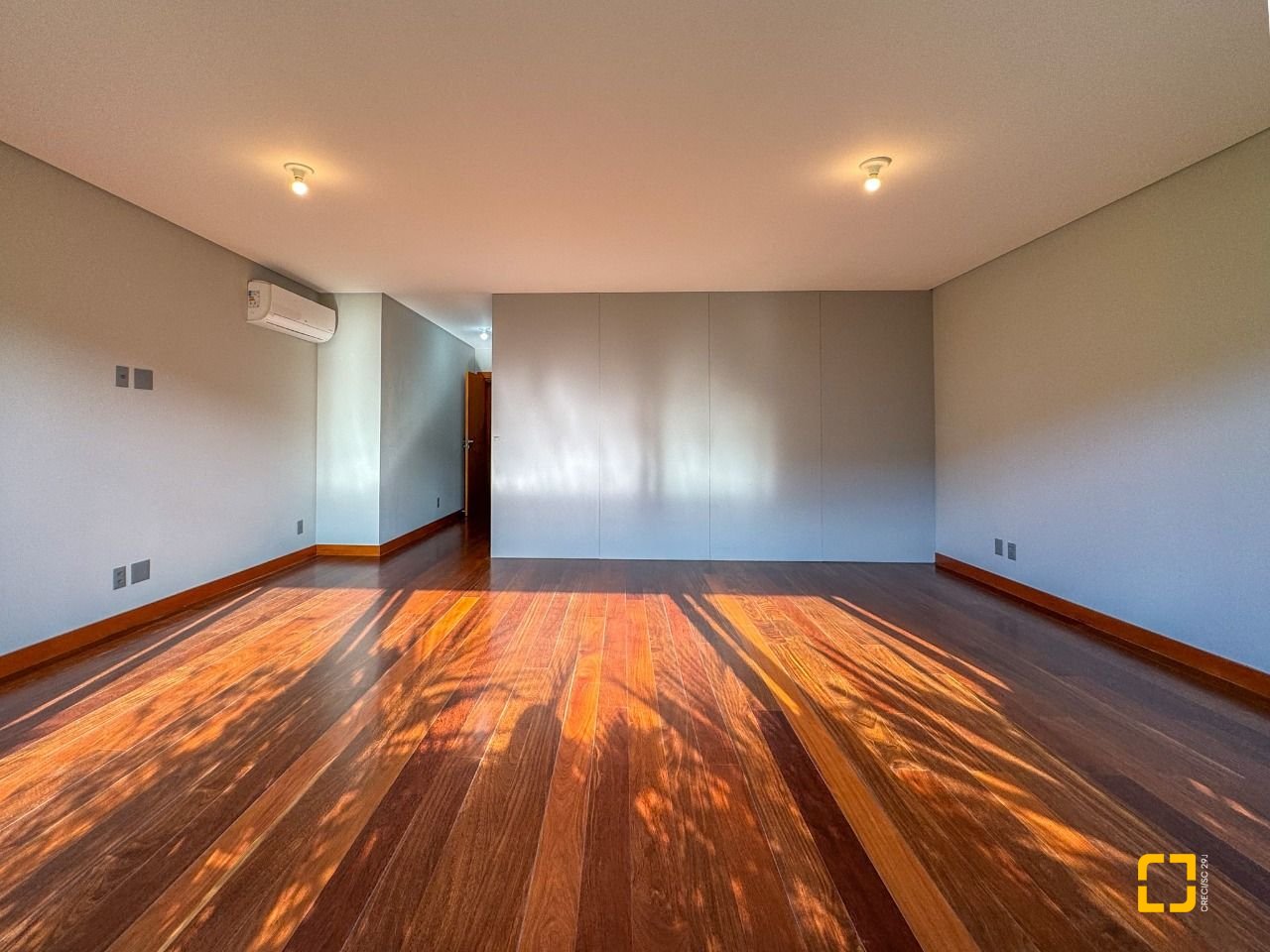 Casa com 607m², 8 quartos (sendo 4 suítes), 6 garagens, no bairro Lagoa da Conceição em Florianópolis