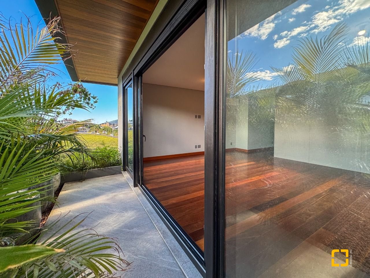 Casa com 607m², 8 quartos (sendo 4 suítes), 6 garagens, no bairro Lagoa da Conceição em Florianópolis
