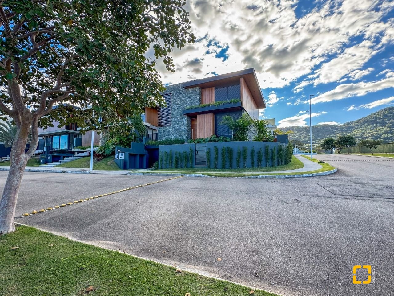 Casa com 607m², 8 quartos (sendo 4 suítes), 6 garagens, no bairro Lagoa da Conceição em Florianópolis