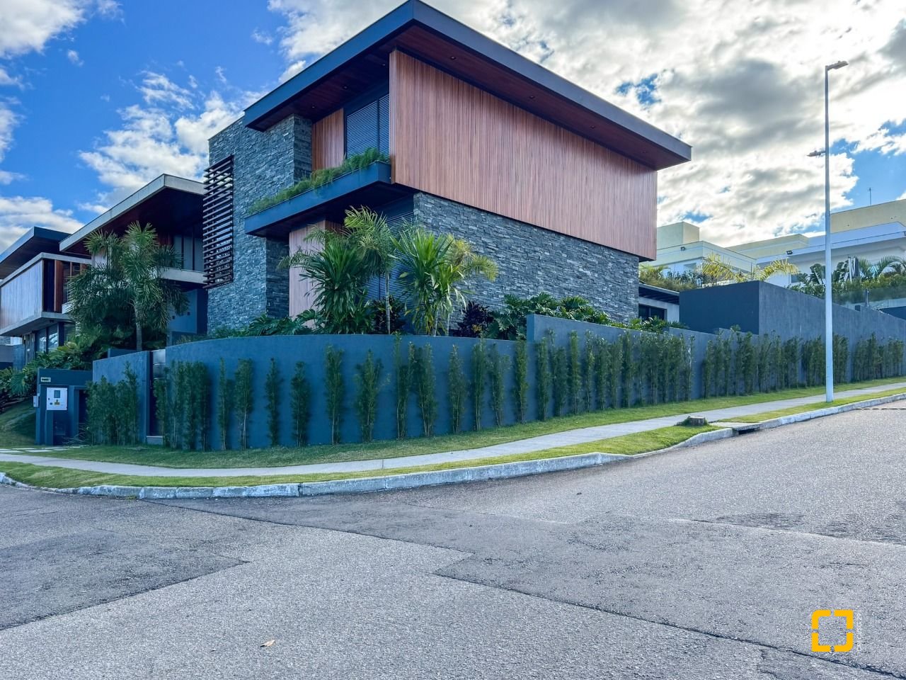 Casa com 607m², 8 quartos (sendo 4 suítes), 6 garagens, no bairro Lagoa da Conceição em Florianópolis