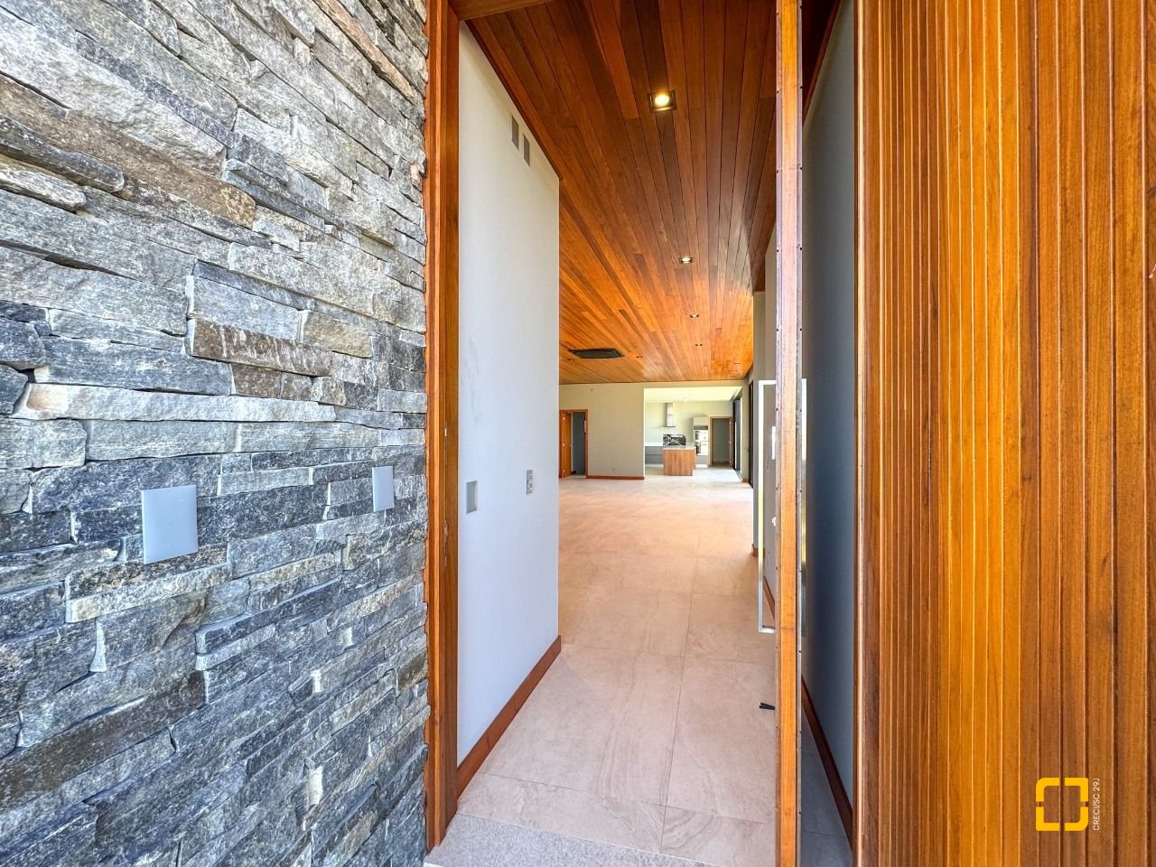 Casa com 607m², 8 quartos (sendo 4 suítes), 6 garagens, no bairro Lagoa da Conceição em Florianópolis