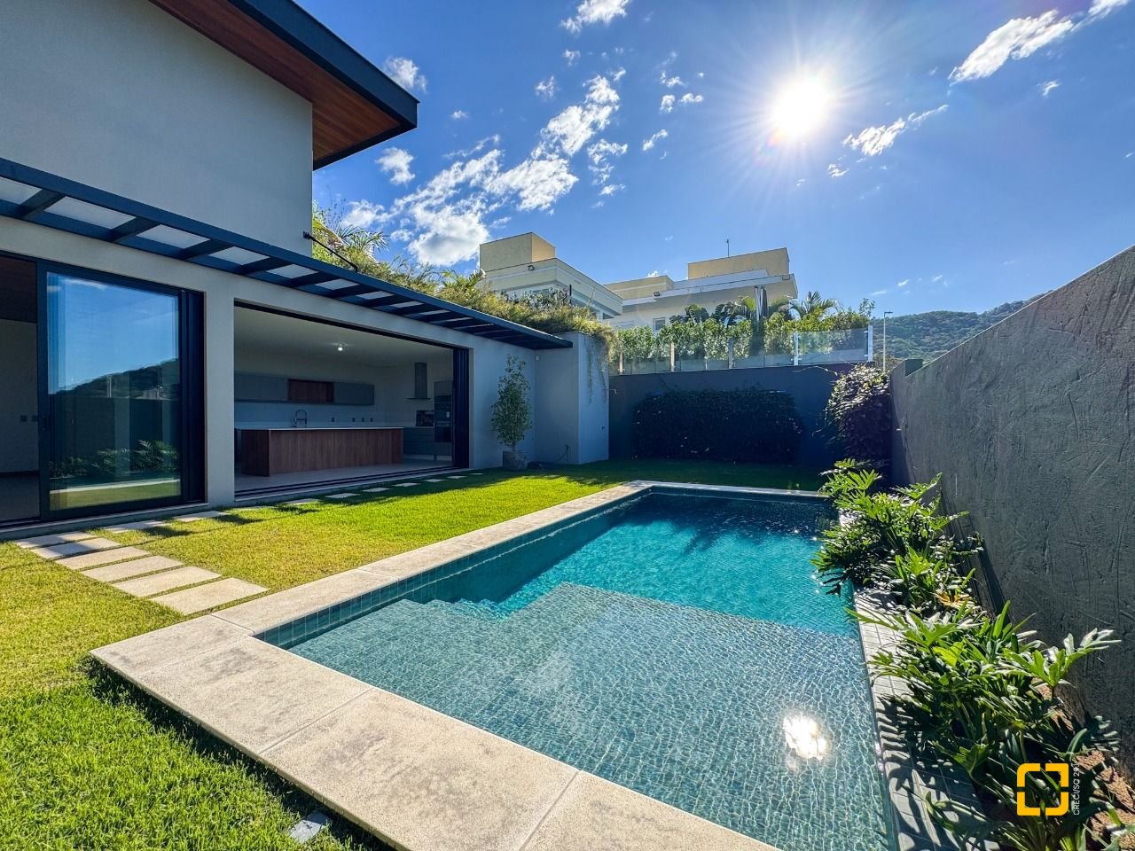 Casa com 607m², 4 quartos (sendo 4 suítes), 6 garagens, no bairro Lagoa da Conceição em Florianópolis