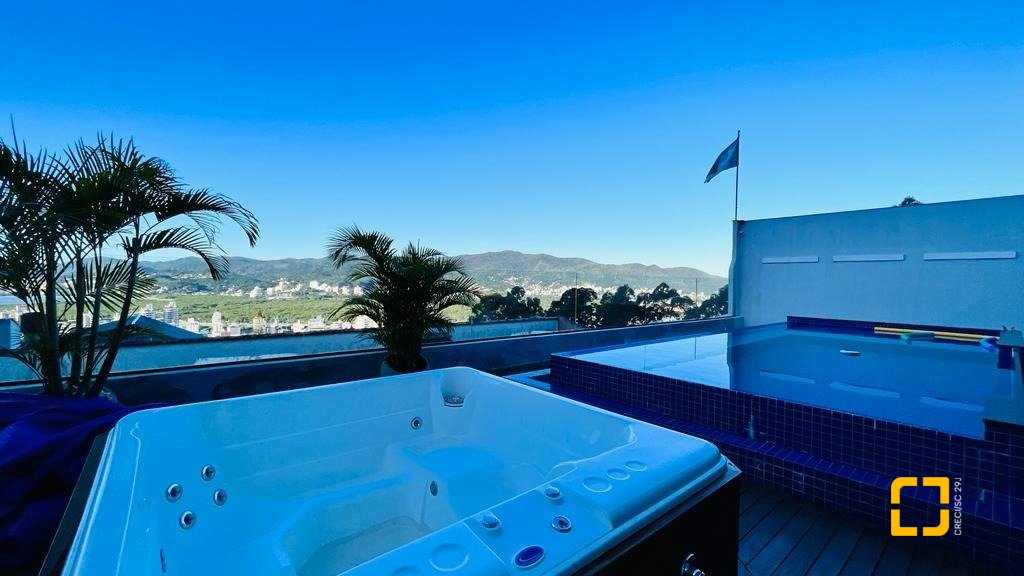 Casa com 285m², 4 quartos (sendo 2 suítes), 2 garagens, no bairro Trindade em Florianópolis