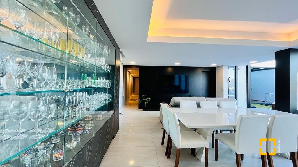 Casa com 285m², 4 quartos (sendo 2 suítes), 2 garagens, no bairro Trindade em Florianópolis