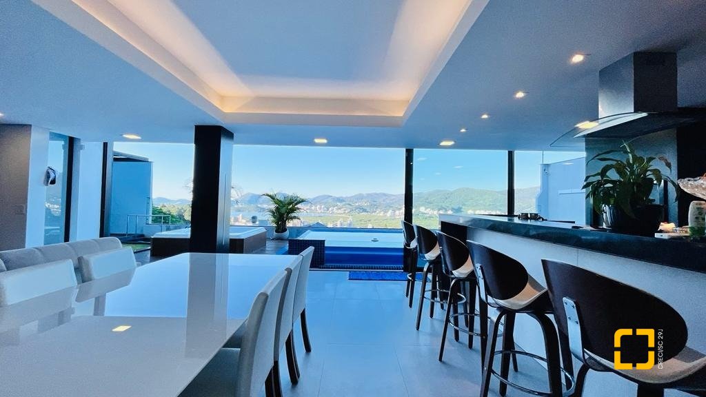 Casa com 285m², 4 quartos (sendo 2 suítes), 2 garagens, no bairro Trindade em Florianópolis