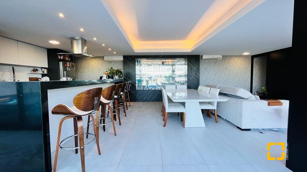 Casa com 285m², 4 quartos (sendo 2 suítes), 2 garagens, no bairro Trindade em Florianópolis