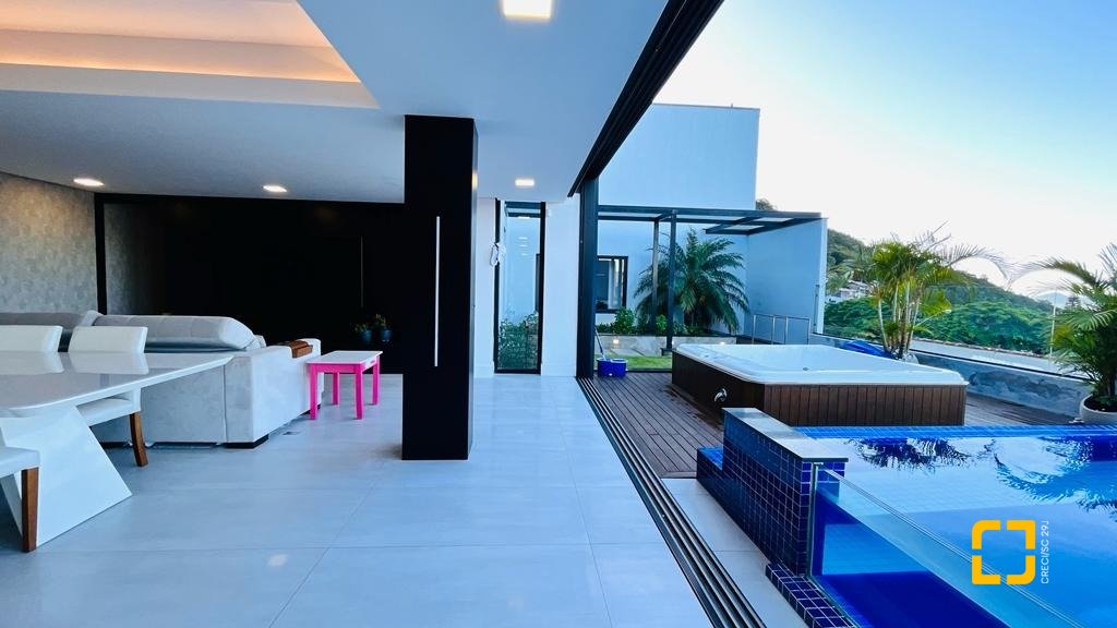 Casa com 285m², 4 quartos (sendo 2 suítes), 2 garagens, no bairro Trindade em Florianópolis