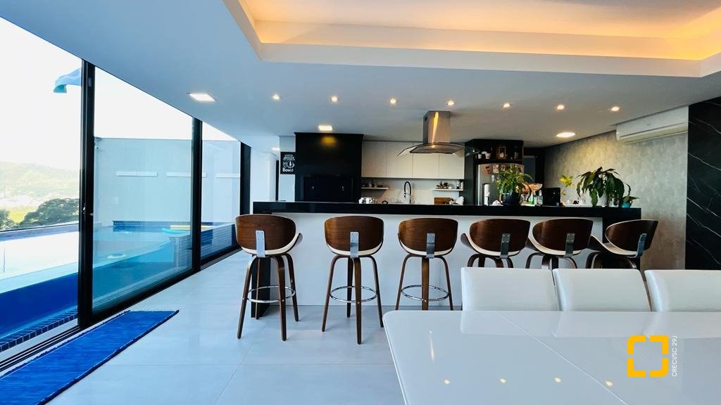 Casa com 285m², 4 quartos (sendo 2 suítes), 2 garagens, no bairro Trindade em Florianópolis
