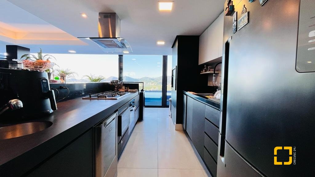 Casa com 285m², 4 quartos (sendo 2 suítes), 2 garagens, no bairro Trindade em Florianópolis