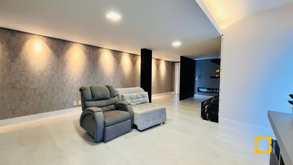 Casa com 285m², 4 quartos (sendo 2 suítes), 2 garagens, no bairro Trindade em Florianópolis