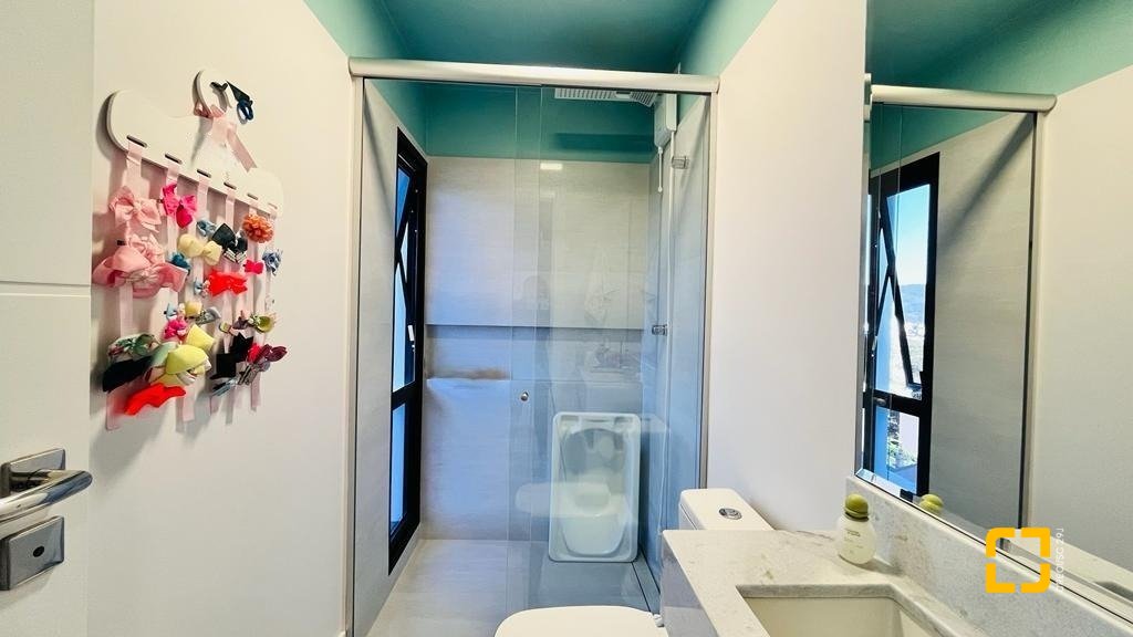 Casa com 285m², 4 quartos (sendo 2 suítes), 2 garagens, no bairro Trindade em Florianópolis
