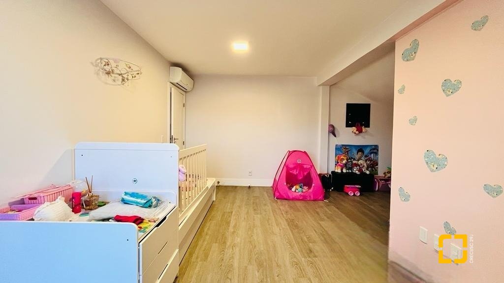 Casa com 285m², 4 quartos (sendo 2 suítes), 2 garagens, no bairro Trindade em Florianópolis