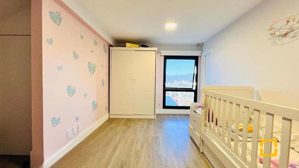 Casa com 285m², 4 quartos (sendo 2 suítes), 2 garagens, no bairro Trindade em Florianópolis
