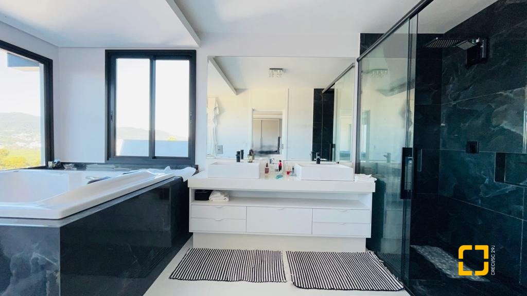 Casa com 285m², 4 quartos (sendo 2 suítes), 2 garagens, no bairro Trindade em Florianópolis