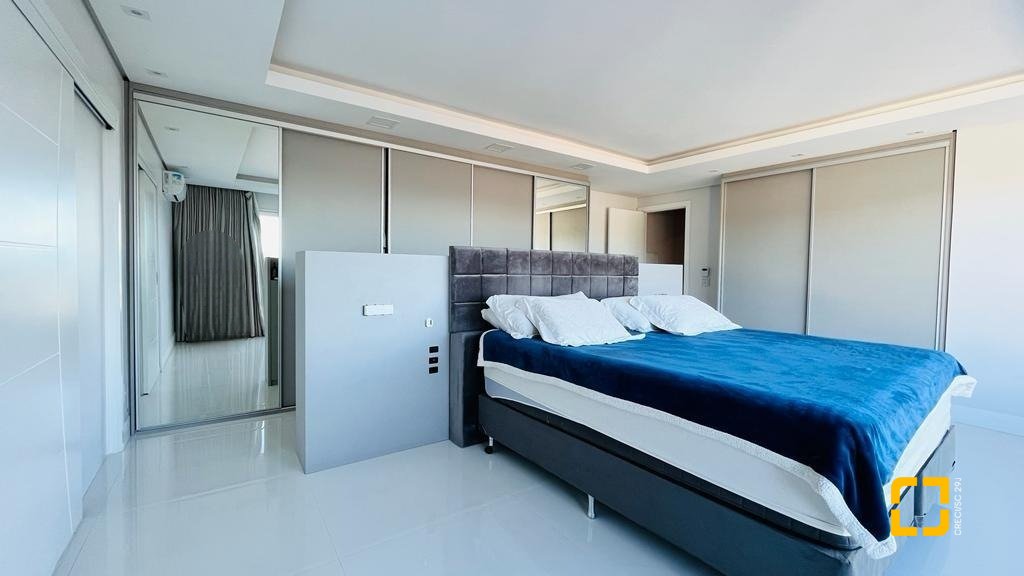 Casa com 285m², 4 quartos (sendo 2 suítes), 2 garagens, no bairro Trindade em Florianópolis