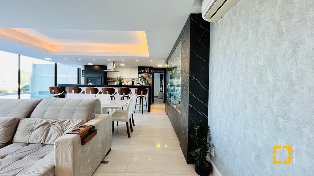 Casa com 285m², 4 quartos (sendo 2 suítes), 2 garagens, no bairro Trindade em Florianópolis