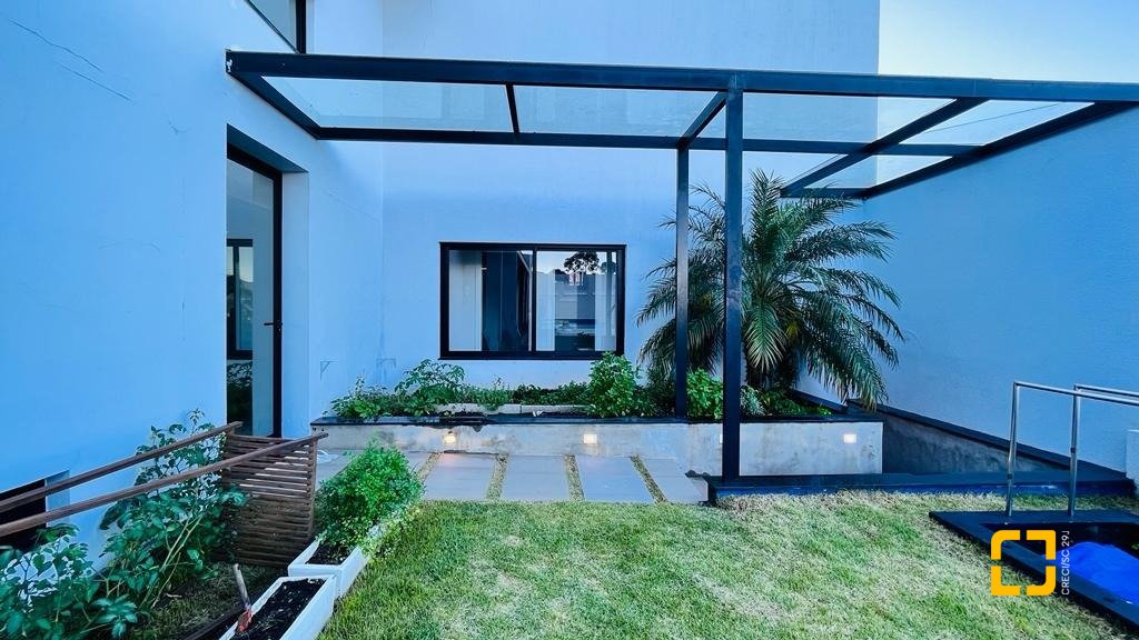 Casa com 285m², 4 quartos (sendo 2 suítes), 2 garagens, no bairro Trindade em Florianópolis