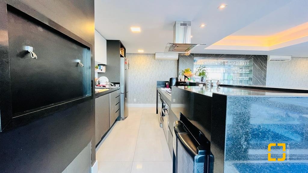 Casa com 285m², 4 quartos (sendo 2 suítes), 2 garagens, no bairro Trindade em Florianópolis