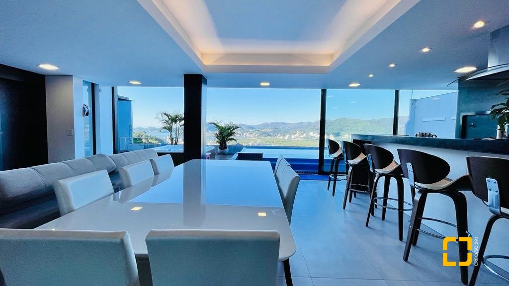 Casa com 285m², 4 quartos (sendo 2 suítes), 2 garagens, no bairro Trindade em Florianópolis