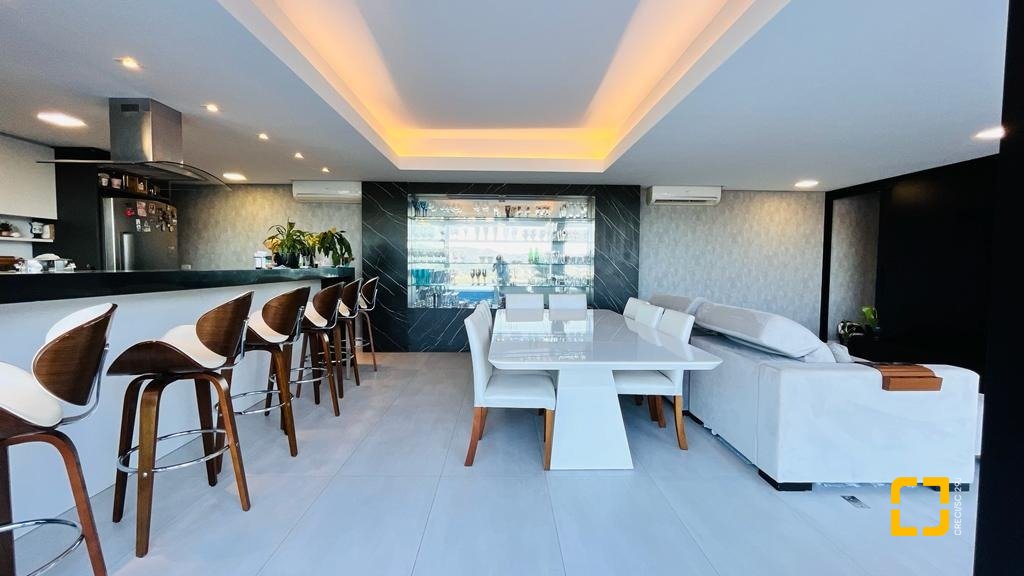 Casa com 285m², 4 quartos (sendo 2 suítes), 2 garagens, no bairro Trindade em Florianópolis
