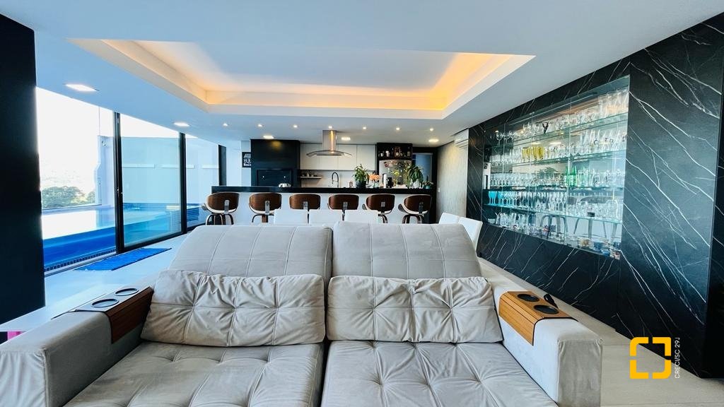 Casa com 285m², 4 quartos (sendo 2 suítes), 2 garagens, no bairro Trindade em Florianópolis