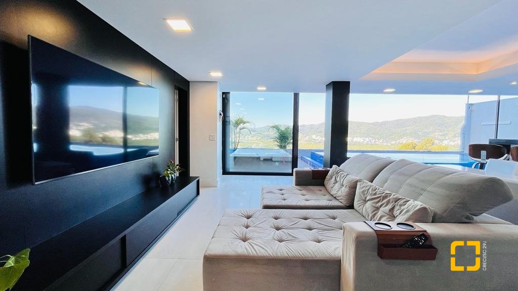 Casa com 285m², 4 quartos (sendo 2 suítes), 2 garagens, no bairro Trindade em Florianópolis