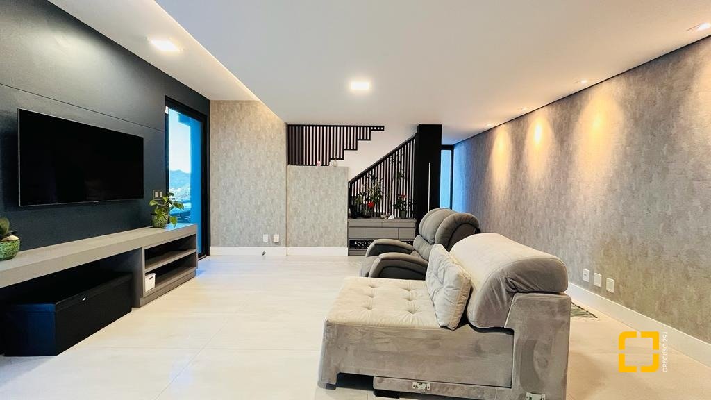 Casa com 285m², 4 quartos (sendo 2 suítes), 2 garagens, no bairro Trindade em Florianópolis