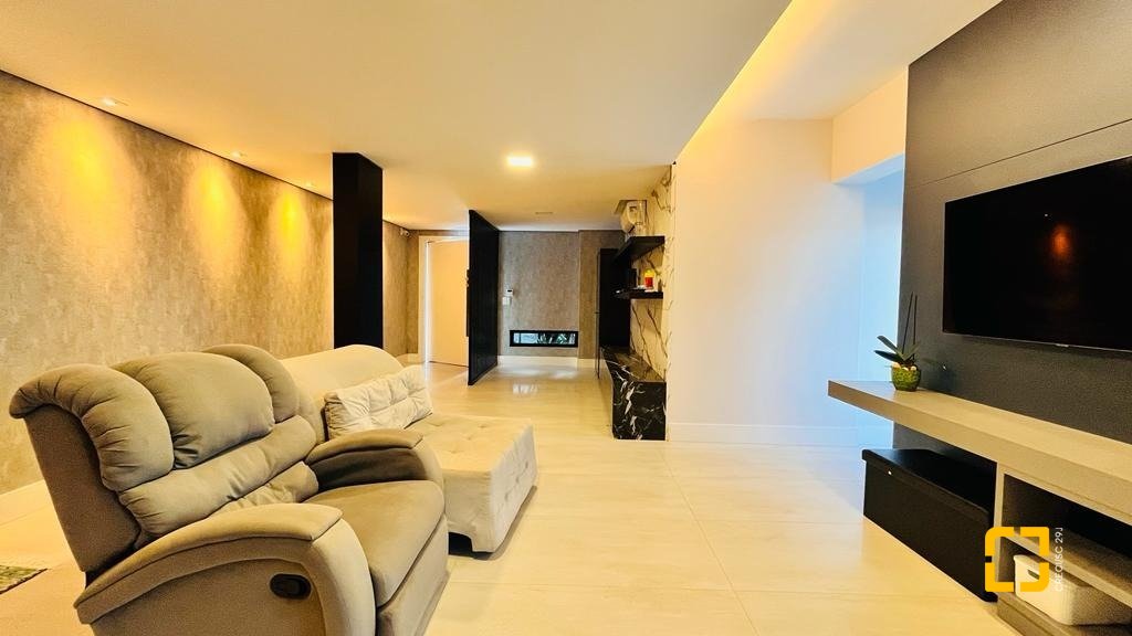Casa com 285m², 4 quartos (sendo 2 suítes), 2 garagens, no bairro Trindade em Florianópolis