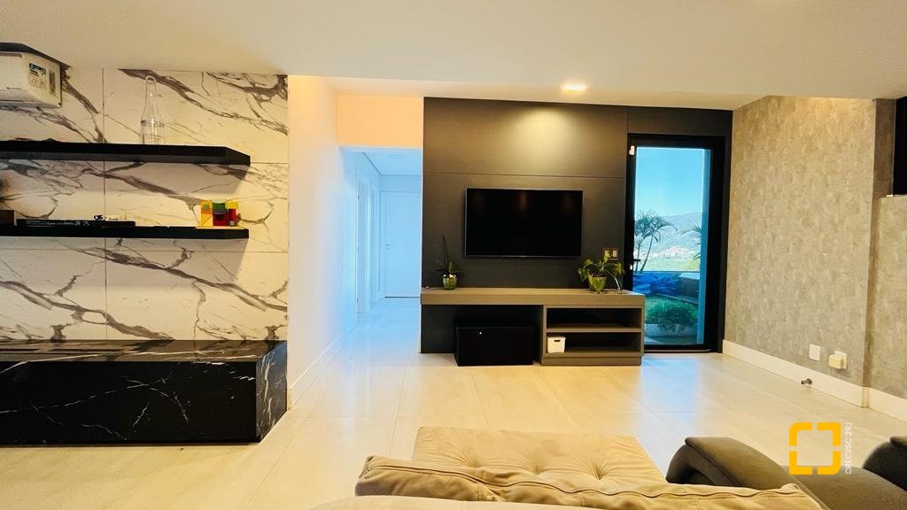 Casa com 285m², 4 quartos (sendo 2 suítes), 2 garagens, no bairro Trindade em Florianópolis