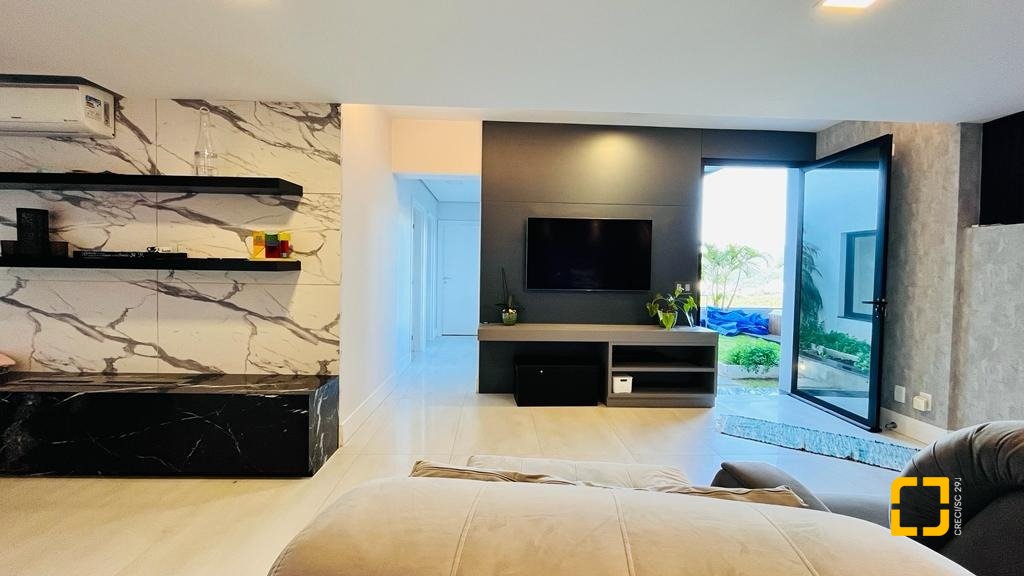 Casa com 285m², 4 quartos (sendo 2 suítes), 2 garagens, no bairro Trindade em Florianópolis