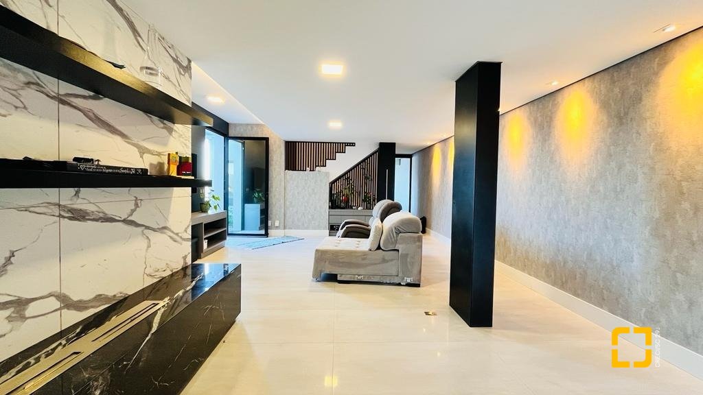 Casa com 285m², 4 quartos (sendo 2 suítes), 2 garagens, no bairro Trindade em Florianópolis