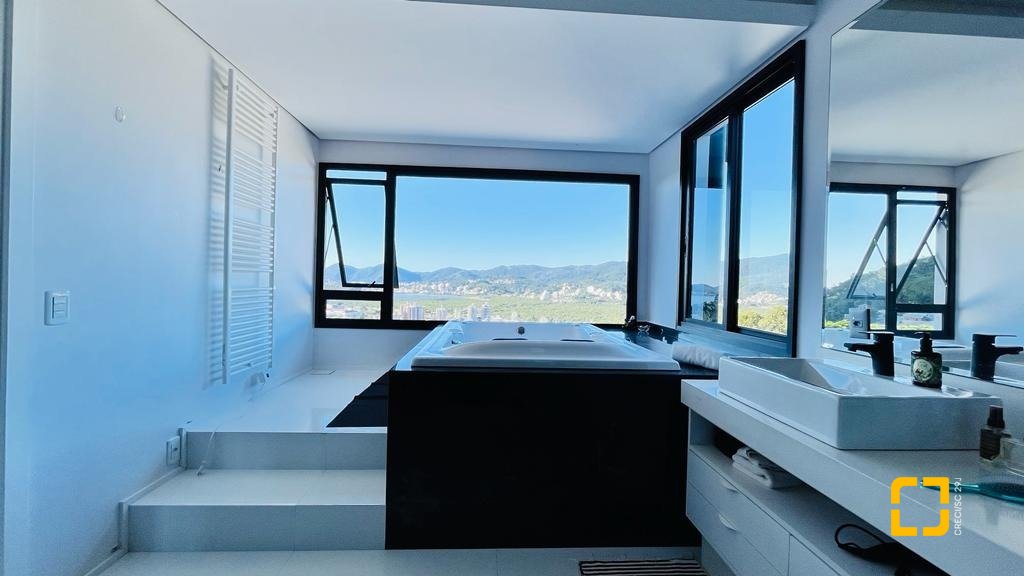 Casa com 285m², 4 quartos (sendo 2 suítes), 2 garagens, no bairro Trindade em Florianópolis