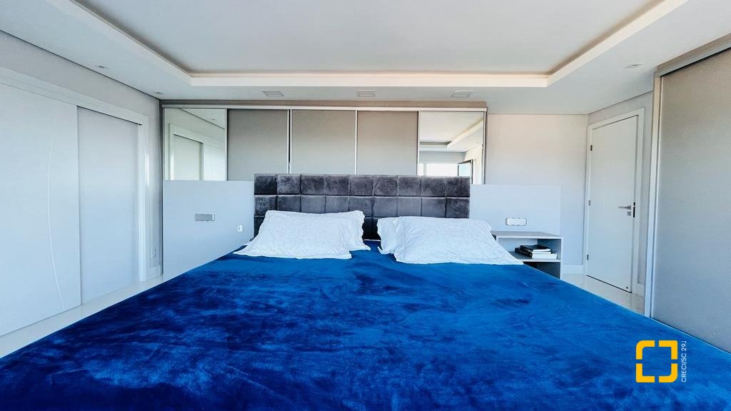 Casa com 285m², 4 quartos (sendo 2 suítes), 2 garagens, no bairro Trindade em Florianópolis