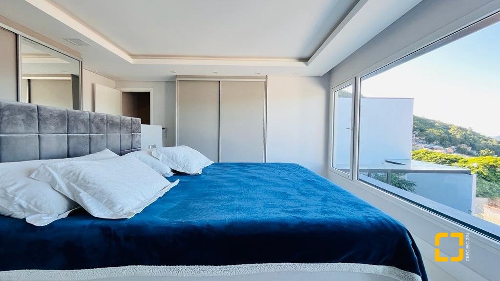 Casa com 285m², 4 quartos (sendo 2 suítes), 2 garagens, no bairro Trindade em Florianópolis