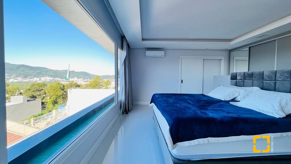 Casa com 285m², 4 quartos (sendo 2 suítes), 2 garagens, no bairro Trindade em Florianópolis
