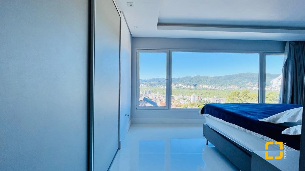 Casa com 285m², 4 quartos (sendo 2 suítes), 2 garagens, no bairro Trindade em Florianópolis