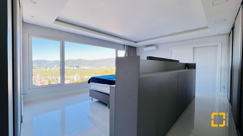 Casa com 285m², 4 quartos (sendo 2 suítes), 2 garagens, no bairro Trindade em Florianópolis