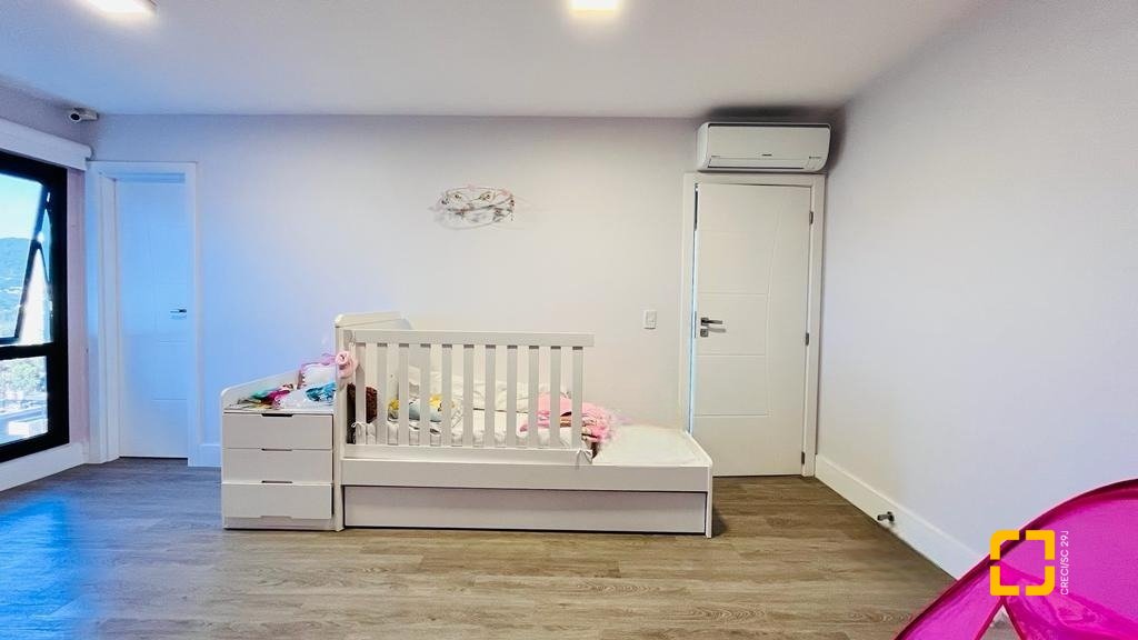 Casa com 285m², 4 quartos (sendo 2 suítes), 2 garagens, no bairro Trindade em Florianópolis